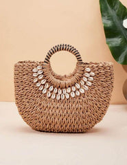 Bolsa de paja con decoración de conchas